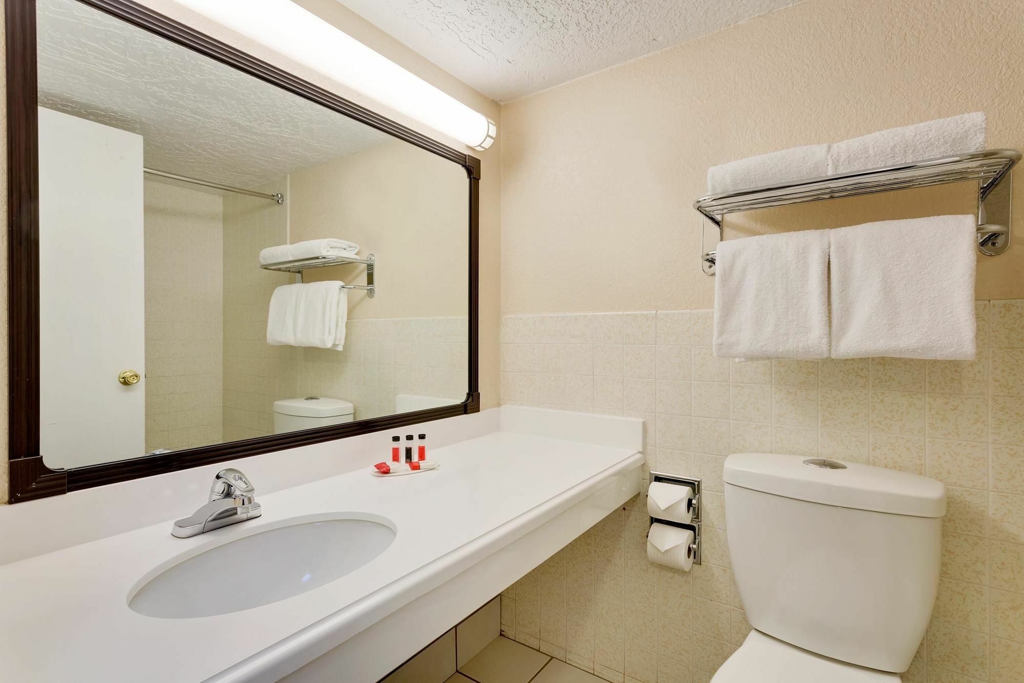 Ramada By Wyndham Provo Hotell Eksteriør bilde